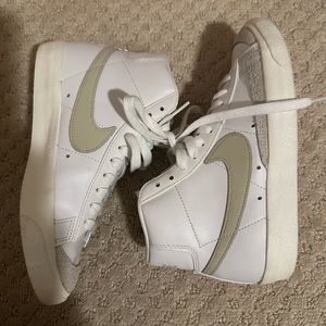 nike women’s blazer mid 77 vintage in light bone